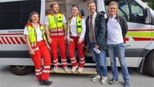 Das Rote Kreuz an der S-Bahn-Haltestelle Mülln: Lea, Christophfer und Melanie mit den ...