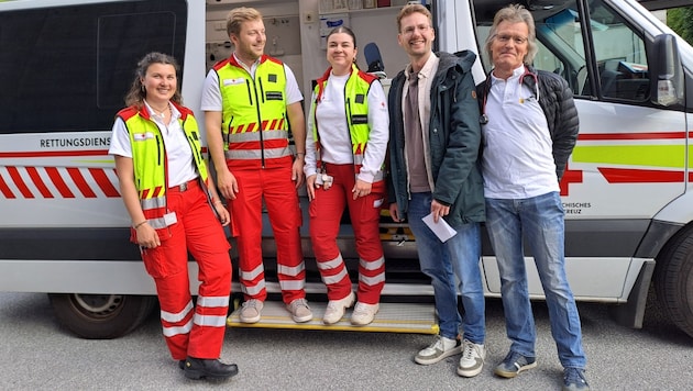 Das Rote Kreuz an der S-Bahn-Haltestelle Mülln: Lea, Christophfer und Melanie mit den Caritas-Streetworkern Jean-Pierre und Dr. Markus Gross
