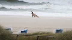 Ein Surfer in Sylt an der Nordsee