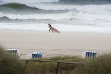 Ein Surfer in Sylt an der Nordsee