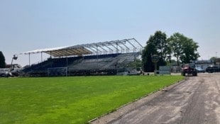 In Hartberg werden die Tribünen abmontiert. (Bild: TSV Hartberg)