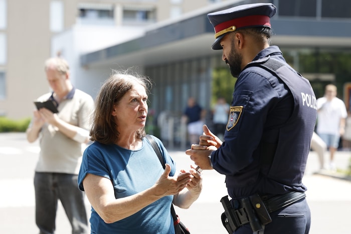 Elke Kahr im Gespräch mit einem Polizisten.