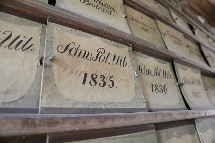 Ein Blick auf die alten Herrschaftsakten im Archiv