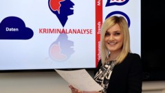 Ricarda Rindlisbacher vom Landeskriminalamt gibt beim „Fahndung Österreich“-Dreh in Graz ...
