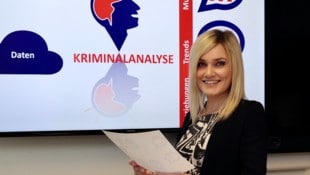 Ricarda Rindlisbacher vom Landeskriminalamt gibt beim „Fahndung Österreich“-Dreh in Graz ...