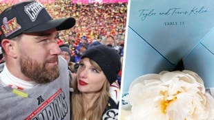 Wie steht es um die gemeinsame Zukunft von Taylor Swift und Travis Kelce? Nun taucht ein Gästebrief einer Hochzeit auf, der für Spekulationen sorgt. (Bild: Krone KREATIV/APA/Getty Images via AFP/GETTY IMAGES/JAMIE www.instagram.com/elliestyled/?hl=de)