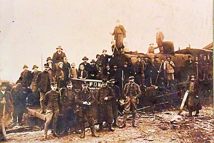 Gruppenbild mit Kindern bei den Bauarbeiten um 1918
