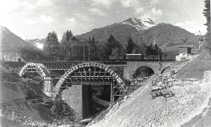 Der Neubau der Moosbachbrücke (Fieberbrunn) um 1930.