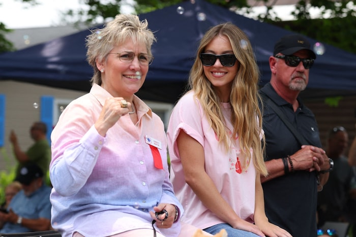 Christy Martin (links) und Sydney Sweeney besuchten am 8. Juni gemeinsam die „Parade of Champions“ in Canastota, New York.