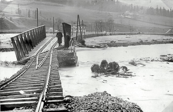 Begutachtung der Schäden an der Bahnstrecke im Bereich Grießwirt in St. Johann nach dem ...