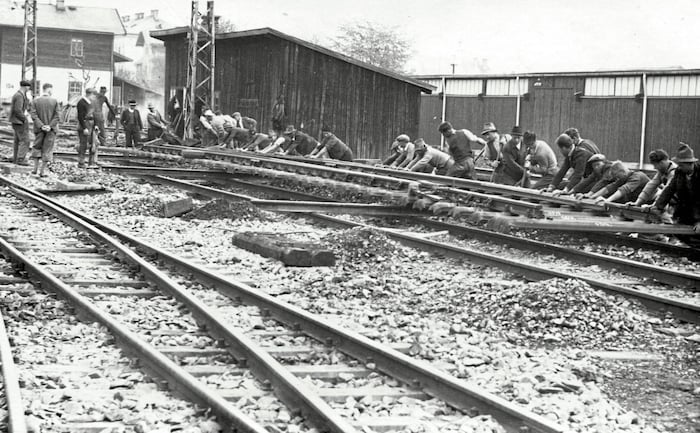 Bau eines neuen Gleises in Hochfilzen in den 1930er Jahren. Maschinen gab es kaum, viele starke ...