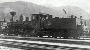 Eine Dampflok der ersten Stunde. Das Foto wurde um 1910 von Kassian Siorpaes gemacht. Rechts ...