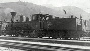Eine Dampflok der ersten Stunde. Das Foto wurde um 1910 von Kassian Siorpaes gemacht. Rechts ...