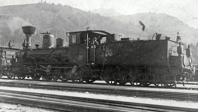 Eine Dampflok der ersten Stunde. Das Foto wurde um 1910 von Kassian Siorpaes gemacht. Rechts ...