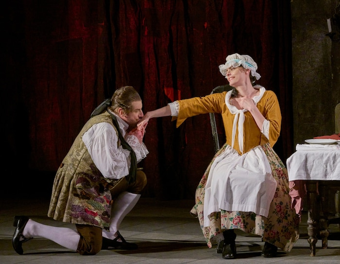Günther Groissböck (Baron Ochs auf Lerchenau) mit Emily D’Angelo (Octavian)