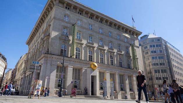 Das Bank Austria Kunstforum in Wien. Auf den oberen Etagen residiert der Verfassungsgerichtshof