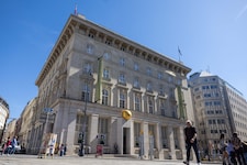 Das Bank Austria Kunstforum in Wien. Auf den oberen Etagen residiert der Verfassungsgerichtshof