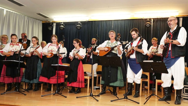 Die Tamburica-Ensembles spielen eine wichtige Rolle bei der Pflege der traditionellen Musik und ...