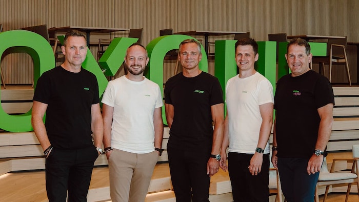 Martin Öller (li.) und Thomas Moser (re.), die Eigentümer von Loxone, mit den Geschäftsführern ...