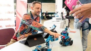 Beim Coding-Event an der Alten WU war das Interesse von jungen und alten Leuten groß. 