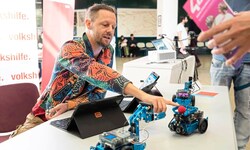 Beim Coding-Event an der Alten WU war das Interesse von jungen und alten Leuten groß. 