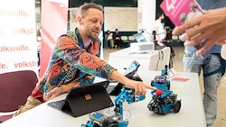 Beim Coding-Event an der Alten WU war das Interesse von jungen und alten Leuten groß. 