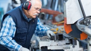 Arbeiten im Alter sorgt für hitzige Debatten. (Bild: auremar - stock.adobe.com)