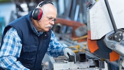 Arbeiten im Alter sorgt für hitzige Debatten.