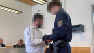 Der Angeklagte muss jetzt erst einmal ins Gefängnis. Bekommt er eine Fußfessel, kann er wie ...