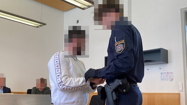 Der Angeklagte muss jetzt erst einmal ins Gefängnis. Bekommt er eine Fußfessel, kann er wie ...