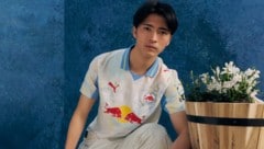 Takumu Kawamura mit dem neuen Trikot.