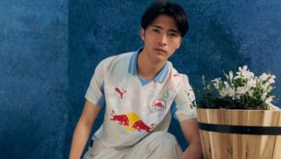 Takumu Kawamura mit dem neuen Trikot. (Bild: PUMA)