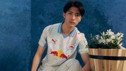 Takumu Kawamura mit dem neuen Trikot.