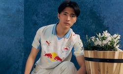 Takumu Kawamura mit dem neuen Trikot.