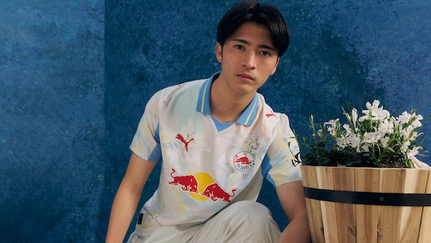 Takumu Kawamura mit dem neuen Trikot.