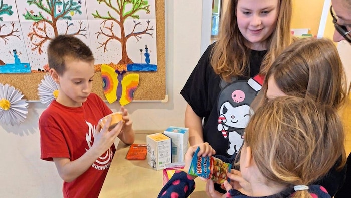 Die Schüler beim Überprüfen der Lebensmittel.