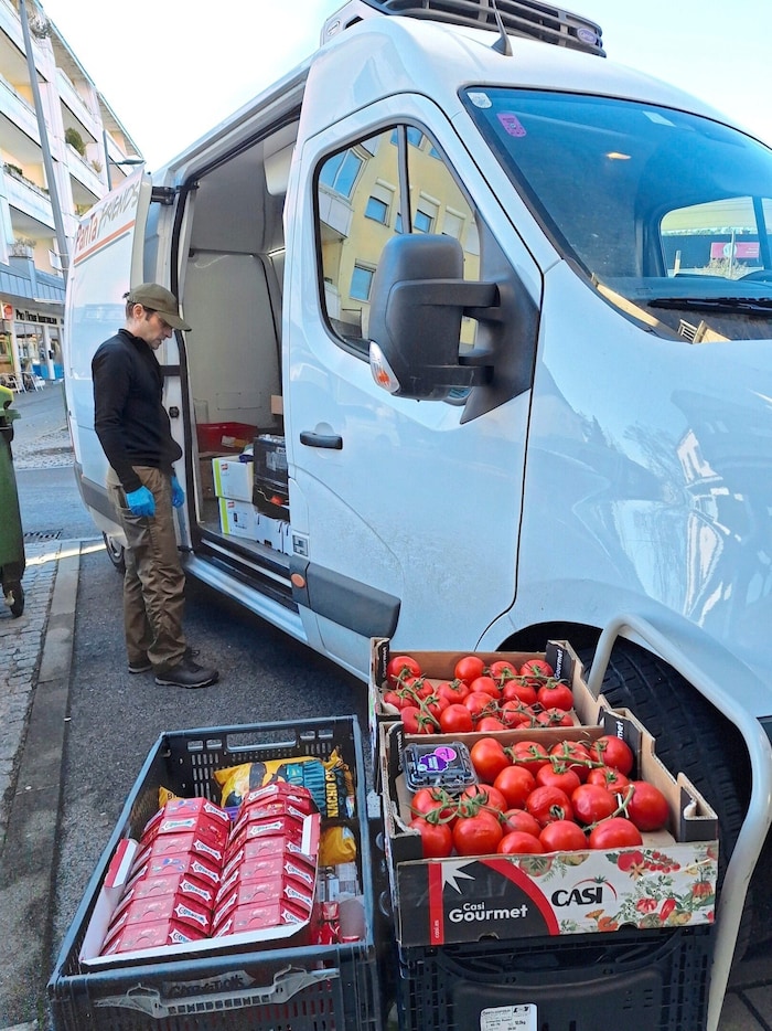Die Transporter dienen auch als rollende Werbeflächen.