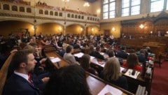 Nach zehn Jahren fand die konstituierende Sitzung wieder im großen Saal statt. Vor fünf Jahren ...
