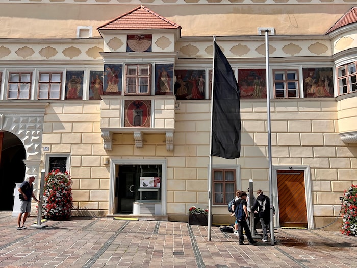 Flagge in Schwarz vor dem Magistrat.