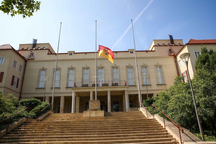 Auf Halbmast weht die Fahne vorm Landhaus in Eisenstadt. 