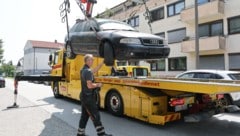 Der Abschleppwagen fuhr vor und lud den vor sich hin rostenden Audi auf.