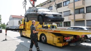 Der Abschleppwagen fuhr vor und lud den vor sich hin rostenden Audi auf.