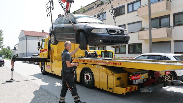 Der Abschleppwagen fuhr vor und lud den vor sich hin rostenden Audi auf.