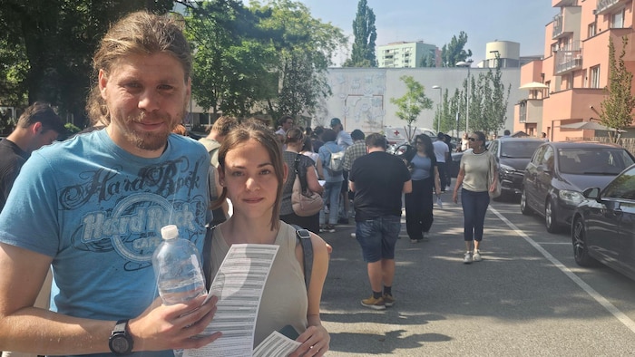 Sarah und Philip waren ganz hinten in der Schlange. 