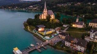 Am Seeufer steht unter der Maria Wörther Kirche die Bühne.