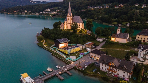 Am Seeufer steht unter der Maria Wörther Kirche die Bühne.