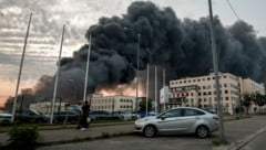 Rauchwolken steigen über Kiew auf.