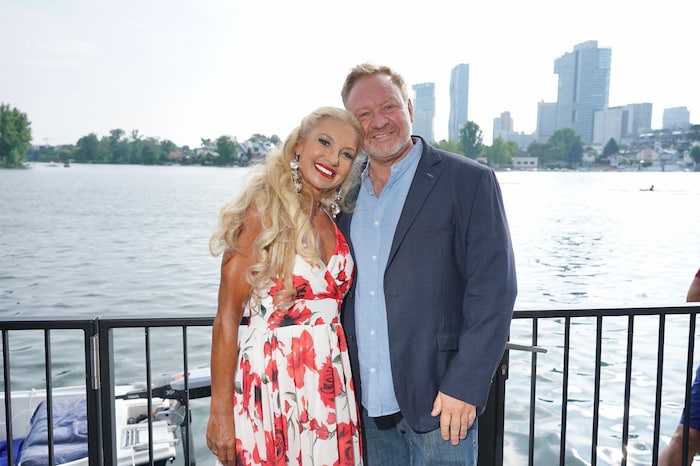 Theaterintendant Marcus Strahl mit Ehefrau Leila beim Lugner-Geburtstag.