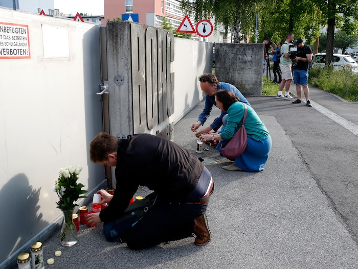 Vor dem BORG legen Schüler und Angehörige Kerzen und Blumen nieder.