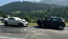 Die beiden Autos krachten frontal zusammen.